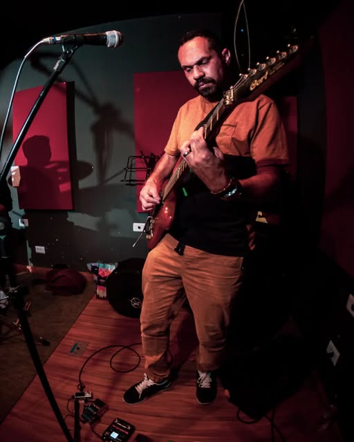 Guitarrista da Santo Marvin em apresentação
