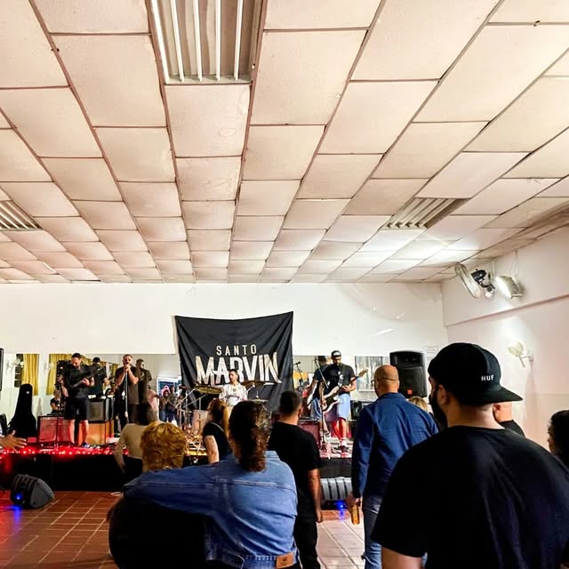 Banda Santo Marvin tocando para o público